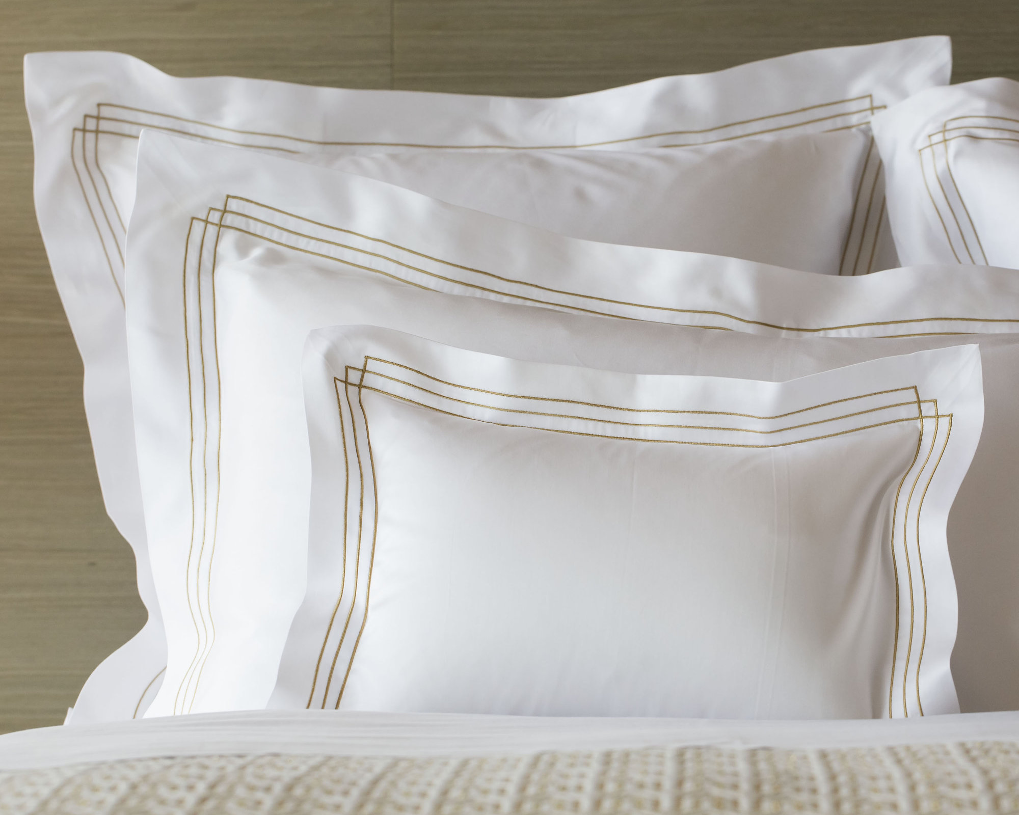 Celso de Lemos - Bed linen set QUADRA Gold - 240x220 cm + 2 slopen 65x65 cm - Gold