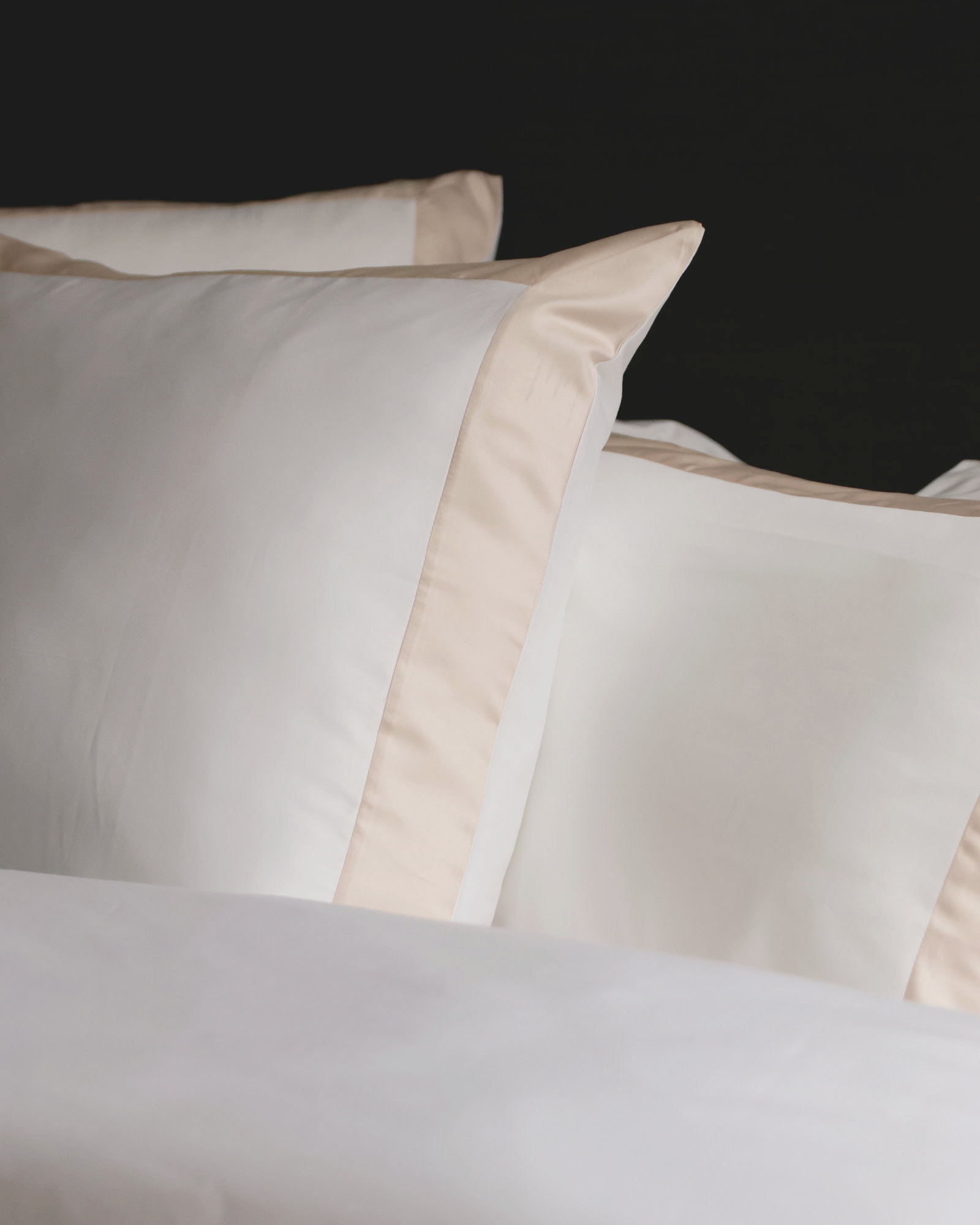 MARIE-MARIE - Dekbedset LIMOGES White/Shell - 260x240 cm + 2 slopen 65x65 cm - White/Shell