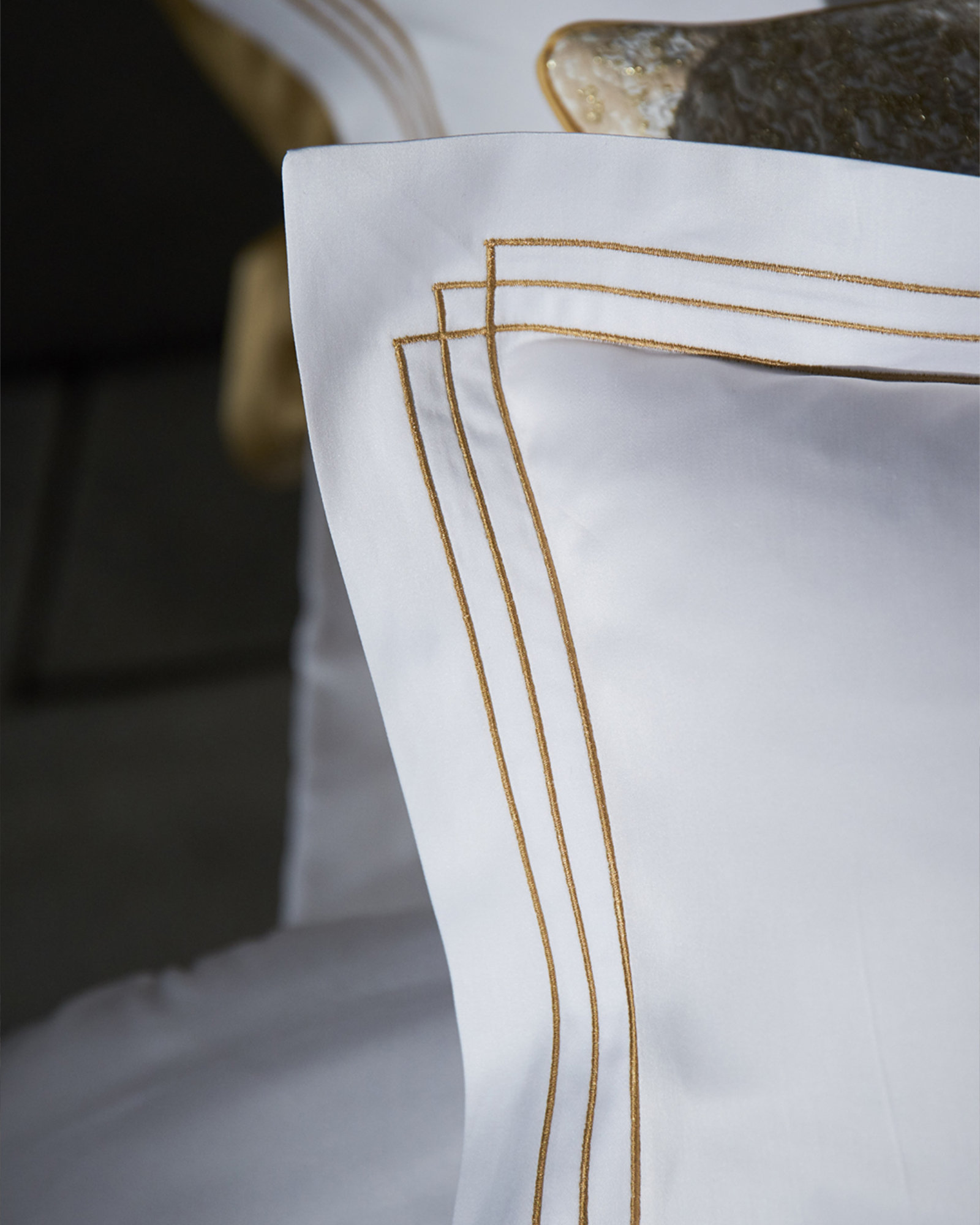 Celso de Lemos - Bed linen set QUADRA Gold - 240x220 cm + 2 slopen 65x65 cm - Gold