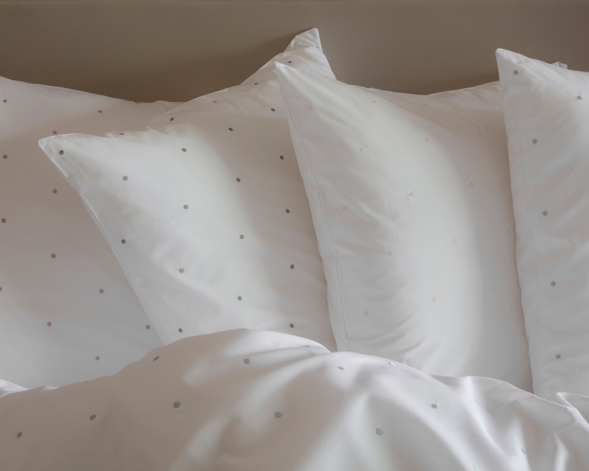 MARIE-MARIE - Bed linen set DOTS White - 140x220 cm + 1 sloop 65x65 cm - White