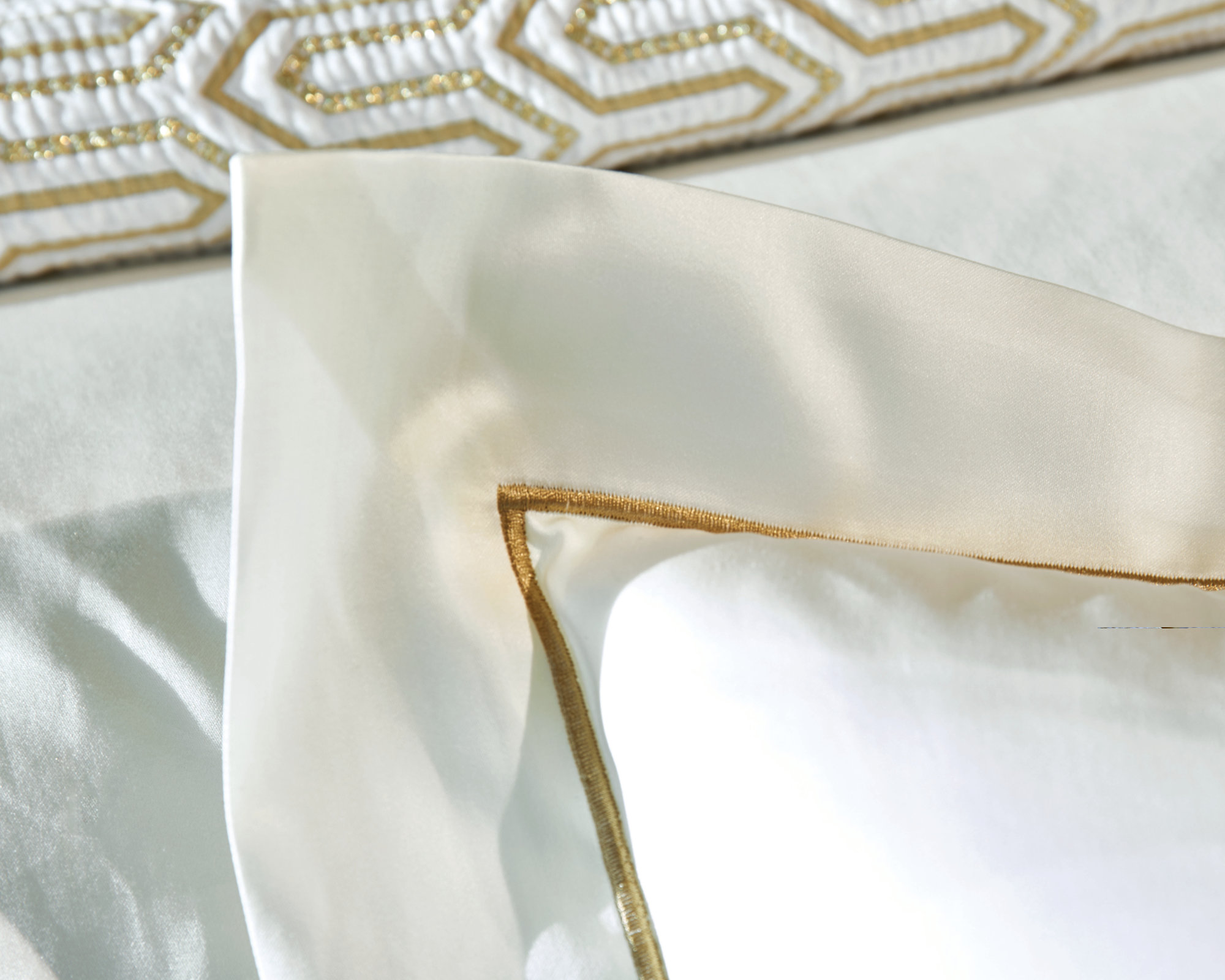 Celso de Lemos - Dekbedset BOURDON - 240x220 cm + 2 slopen 65x65 cm - White/Gold