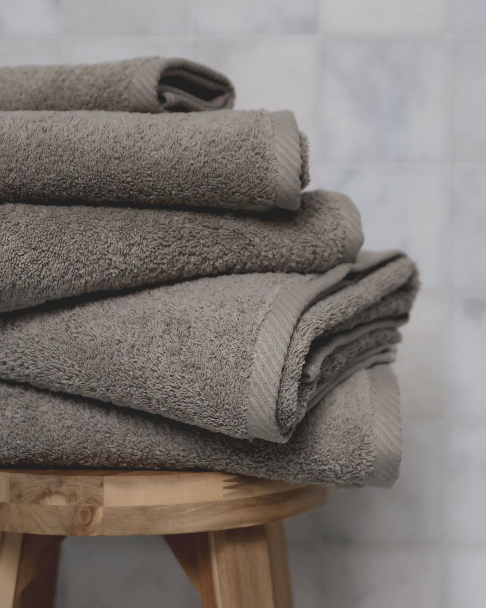 MARIE-MARIE - Hand towel ESSENTIALS Concrete - 50x100 cm - Concrete